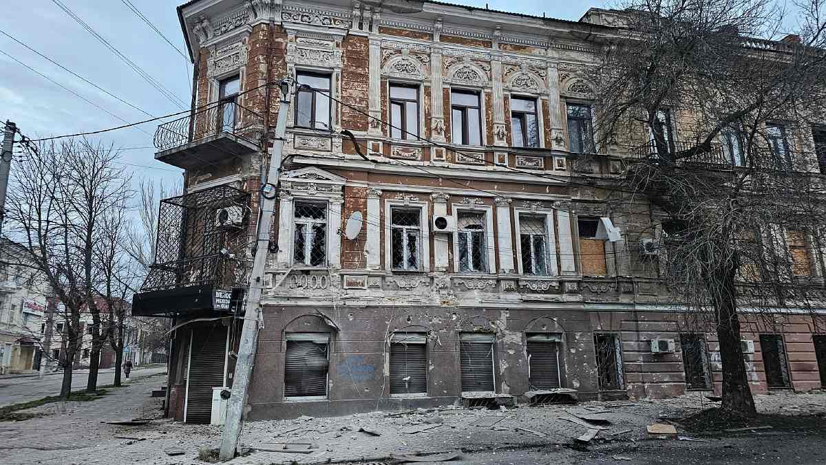 Фасад будинку Скарлато у 2025 році, понівечений російськими обстрілами